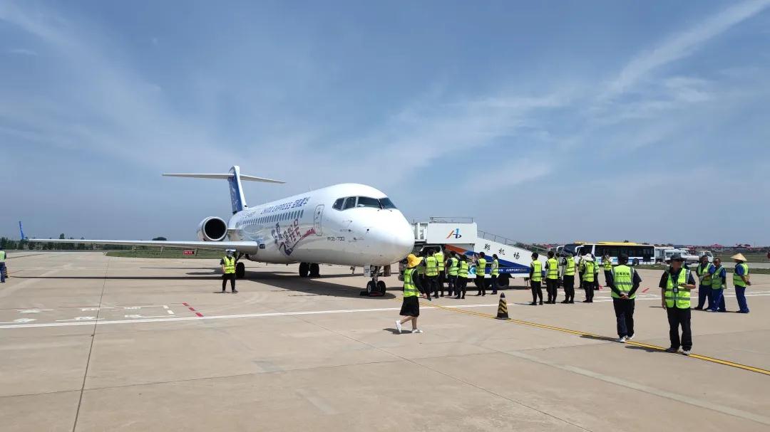 國產(chǎn)ARJ21型客機首次降臨古城邯鄲