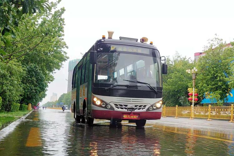 啟動(dòng)公交指揮救援車(chē) 為市民乘車(chē)保駕護航