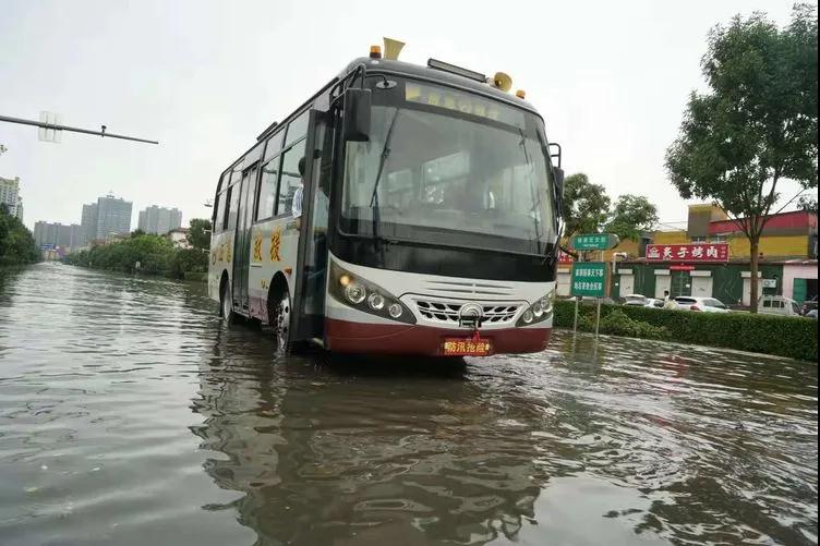 邯鄲公交：?jiǎn)?dòng)應急指揮救援車(chē)！暴雨中，他們是最溫情的路標