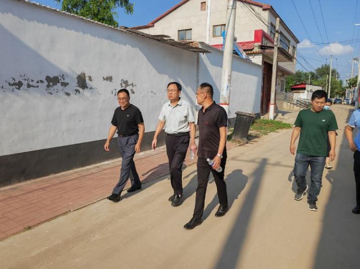 市交投集團領(lǐng)導胡澤華慰問(wèn)北拐渠西村駐村工作隊