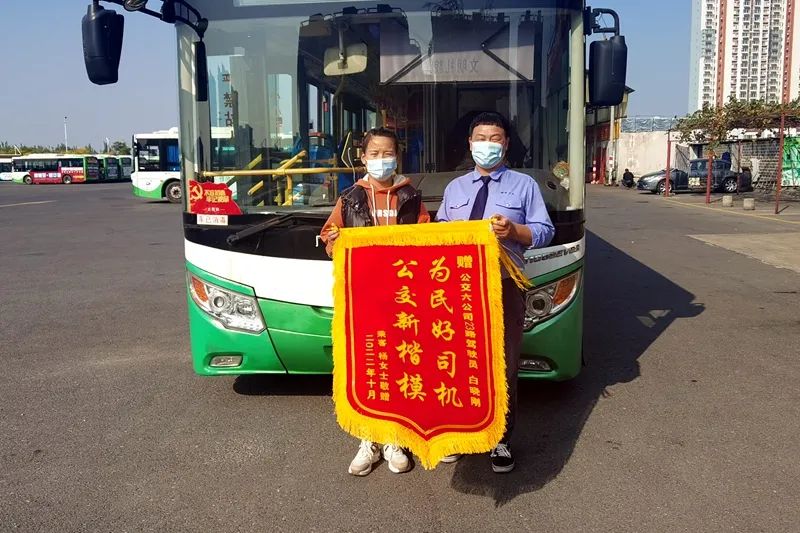 邯鄲新聞：隨車(chē)安全員護送學(xué)生回家 公交暖心好事層出疊現