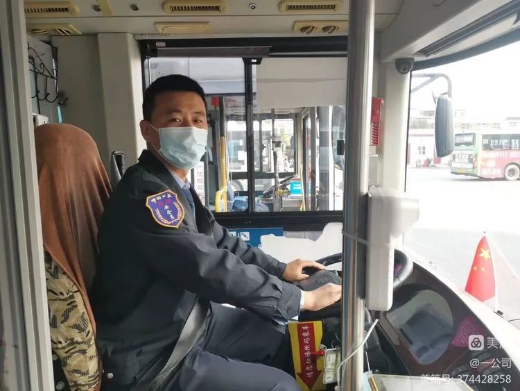 “公交車(chē)長(cháng)攙扶盲人過(guò)馬路”溫情畫(huà)面感動(dòng)市民
