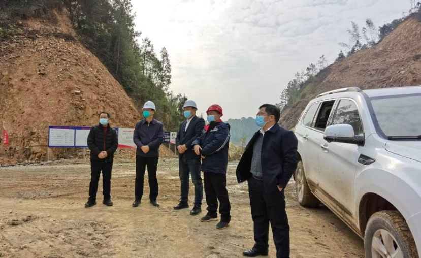 興安縣縣委書(shū)記賁黃文視察光太集團興安縣華江瑤族鄉旅游公路項目