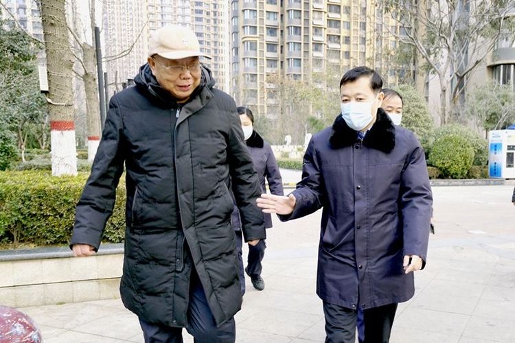 新春慰問(wèn) 情暖人心——集團領(lǐng)導看望慰問(wèn)退休老領(lǐng)導和困難職工