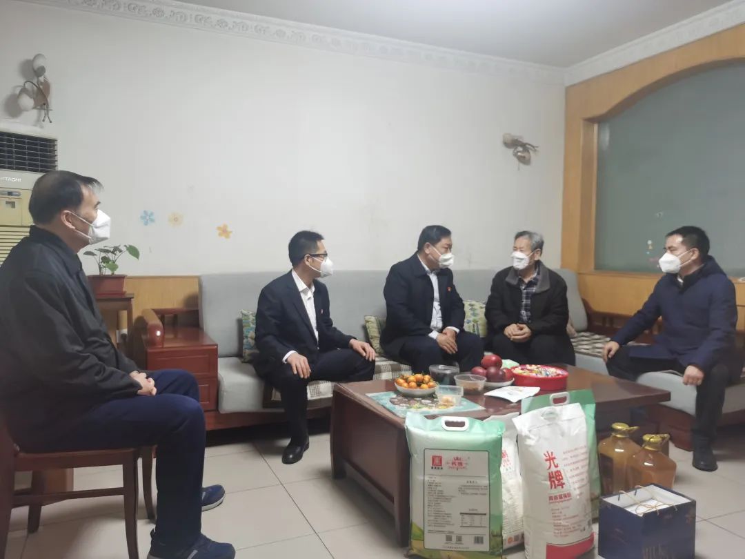 情暖人心 | 市交投集團黨委委員、紀委書(shū)記趙軍生走訪(fǎng)慰問(wèn)光太集團退休老黨員、老干部