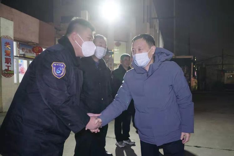 新春慰問(wèn)送關(guān)懷 安全檢查保平安——公交集團領(lǐng)導除夕夜開(kāi)展安全檢查工作并慰問(wèn)堅守崗位干部職工