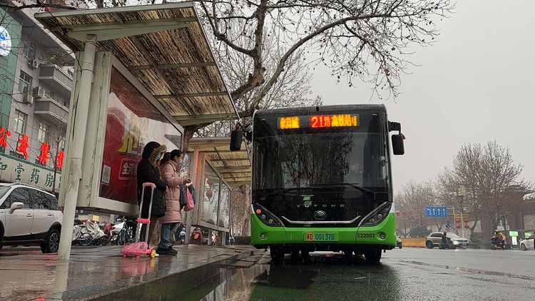 雨雪天氣，邯鄲公交暖人也暖心！